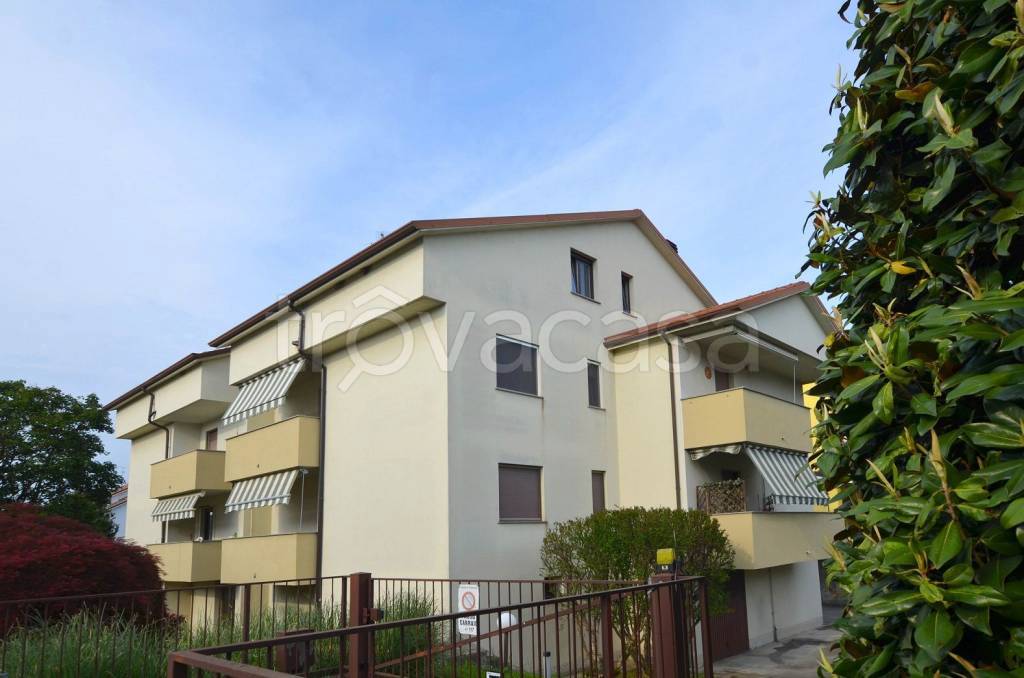 appartamento in vendita a Vimercate in zona Ruginello / Oldaniga