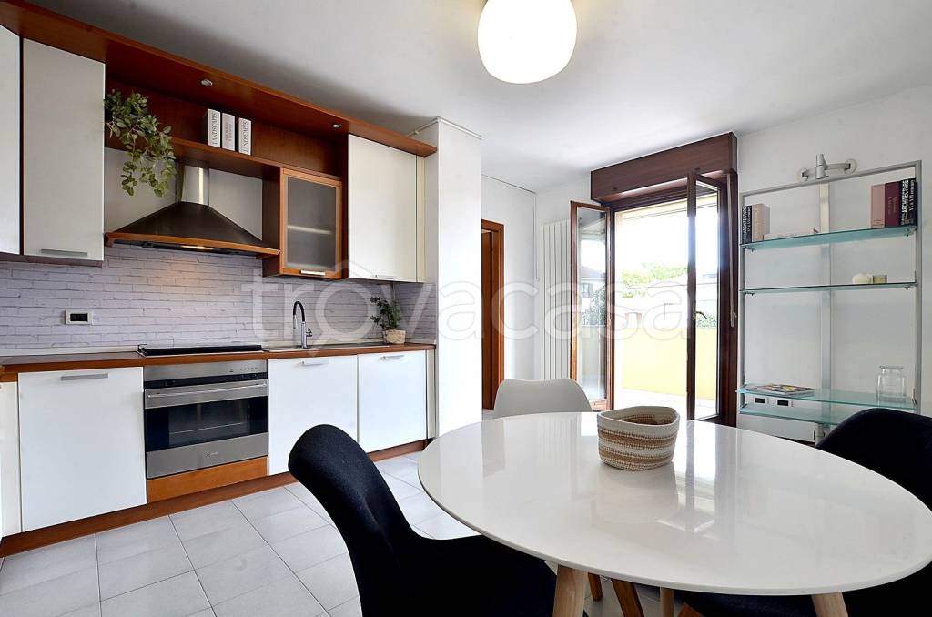 appartamento in vendita a Vimercate in zona Ruginello / Oldaniga