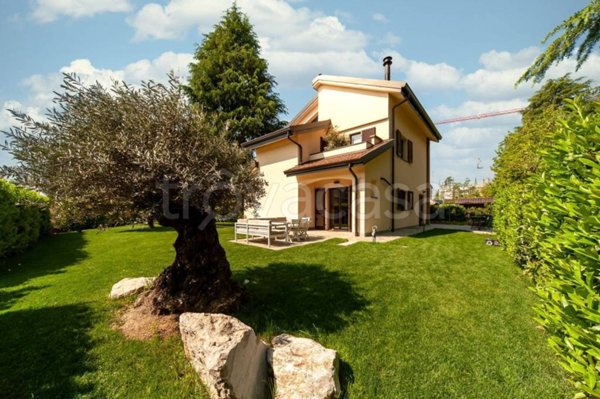 casa indipendente in vendita a Vimercate in zona Oreno