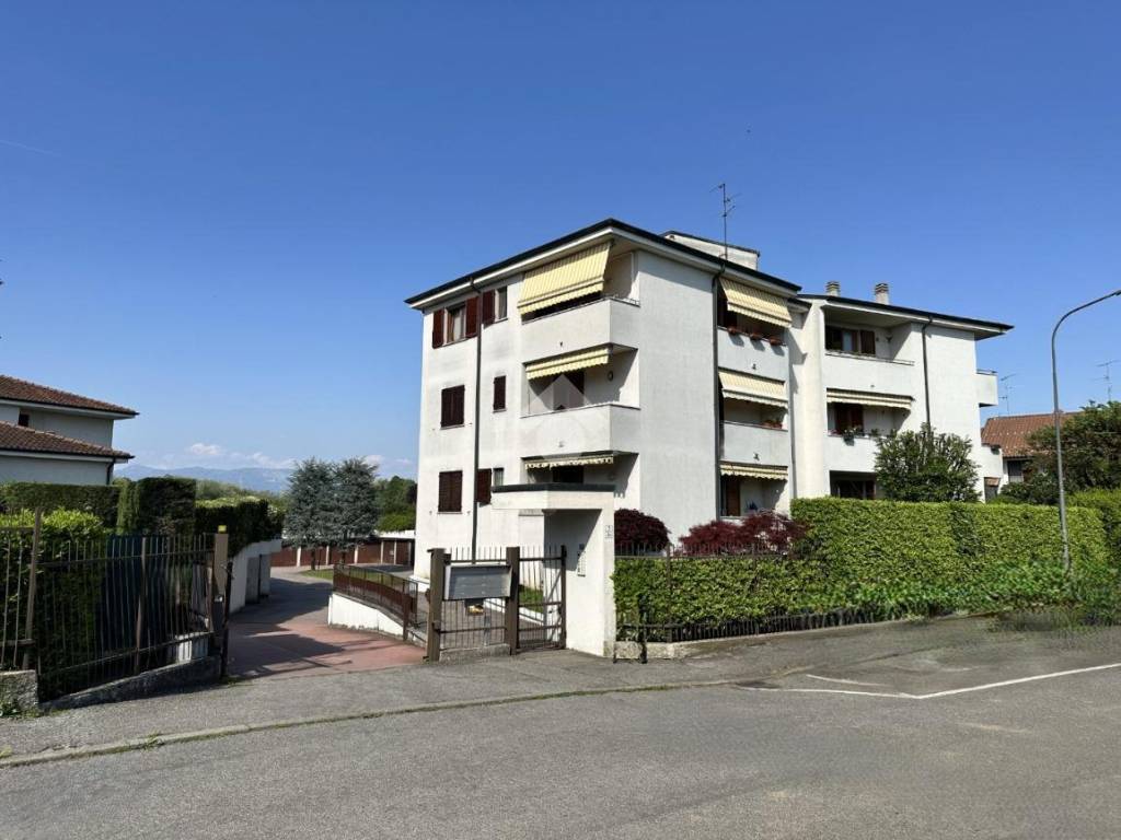 appartamento in vendita a Vimercate in zona Ruginello / Oldaniga