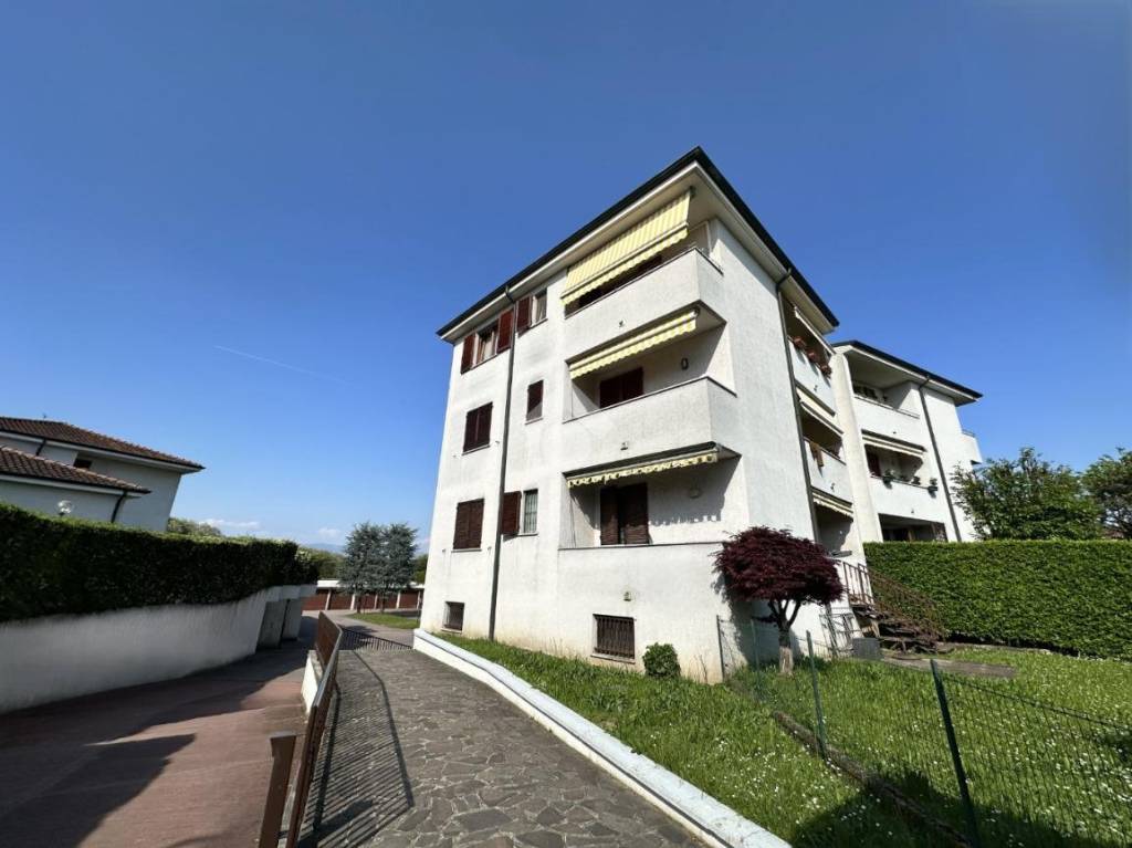 appartamento in vendita a Vimercate in zona Ruginello / Oldaniga