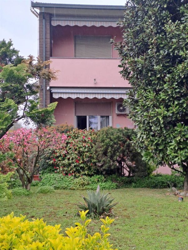 appartamento in vendita a Vimercate in zona Oreno