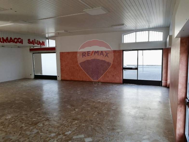 negozio in vendita a Vimercate in zona Oreno