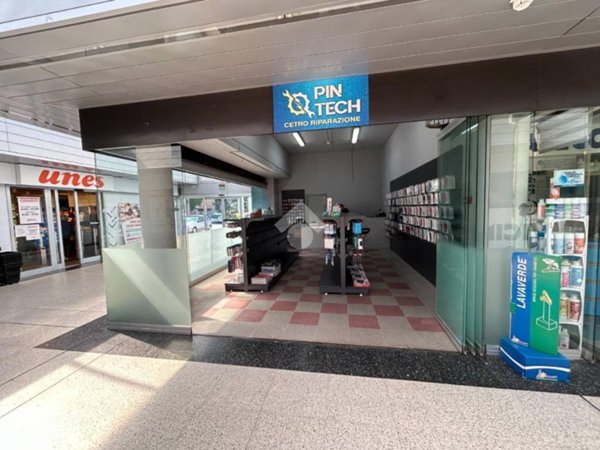 negozio in vendita a Vimercate