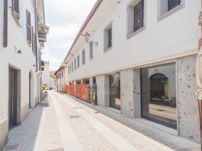 negozio in vendita a Vimercate in zona Centro Storico