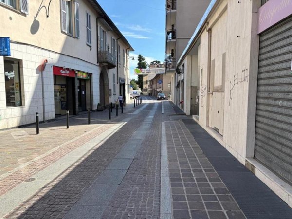 negozio in vendita a Vimercate in zona Centro Storico