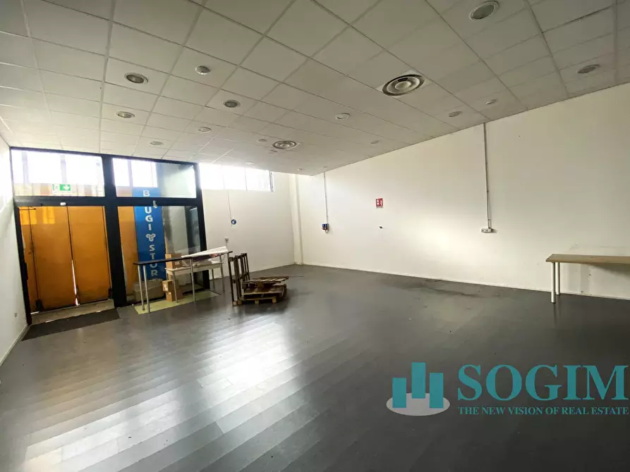 locale commerciale in vendita a Vimercate