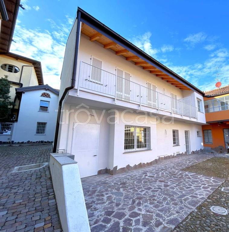 casa indipendente in vendita a Vimercate in zona Oreno