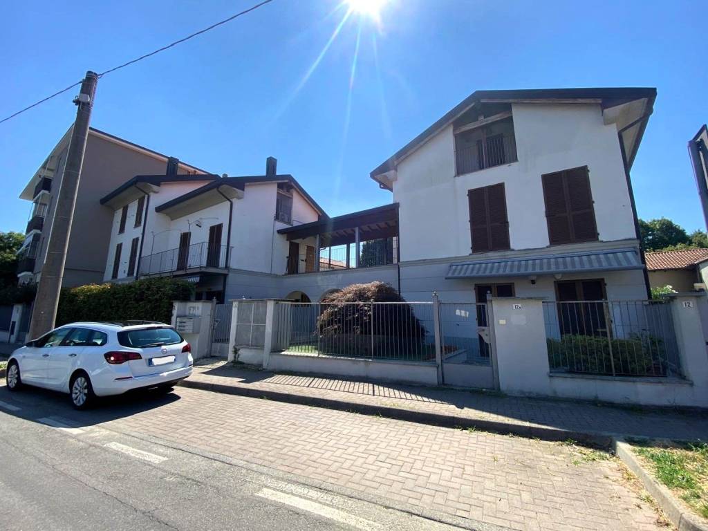 appartamento in vendita a Vimercate in zona Ruginello / Oldaniga