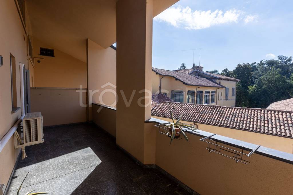 appartamento in vendita a Vimercate in zona Centro Storico