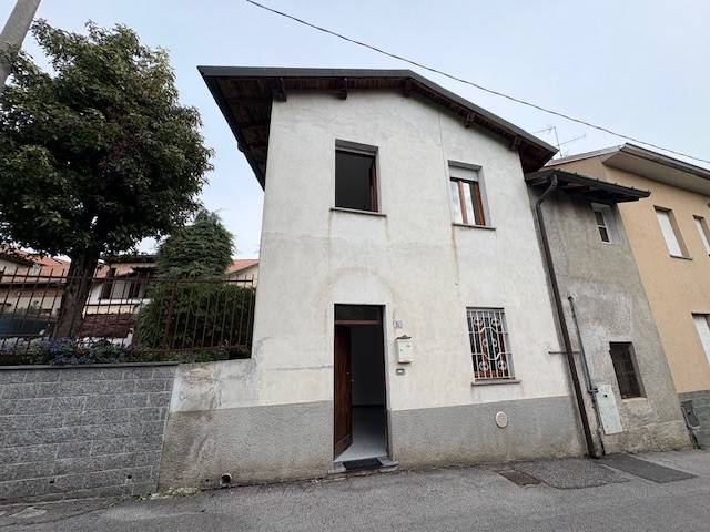 appartamento in vendita a Vimercate in zona Ruginello / Oldaniga