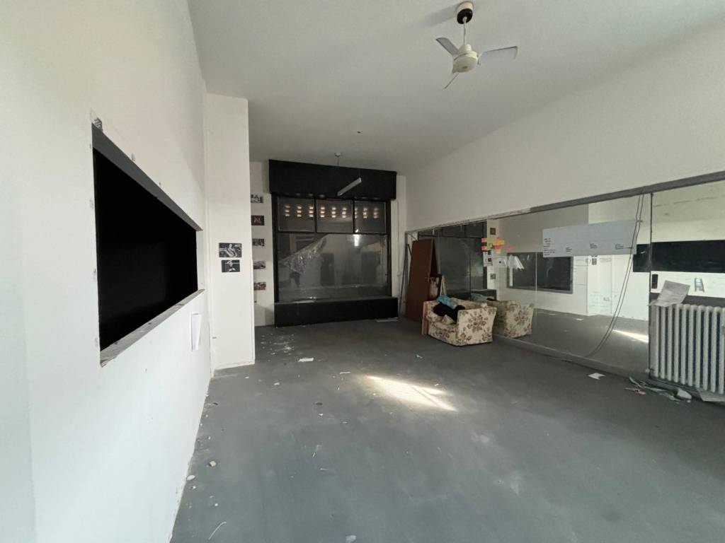 negozio in vendita a Vimercate in zona Oreno