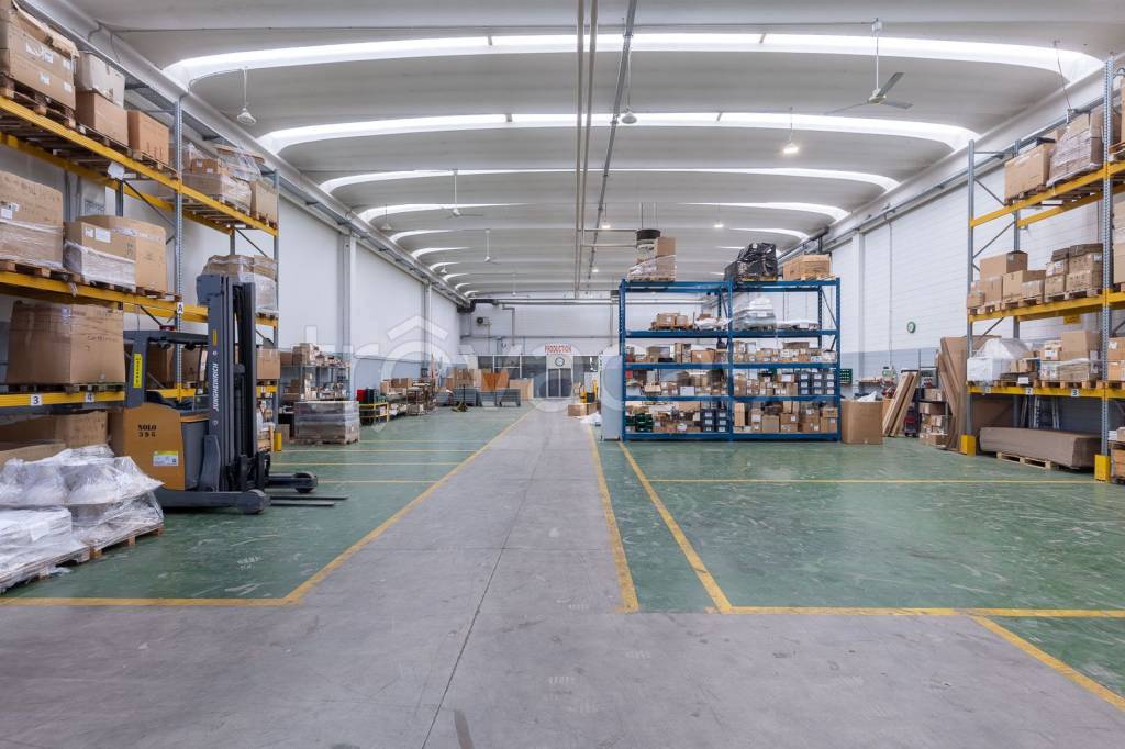 capannone in vendita a Vimercate