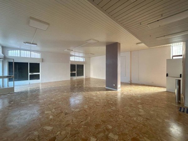negozio in vendita a Vimercate in zona Velasca