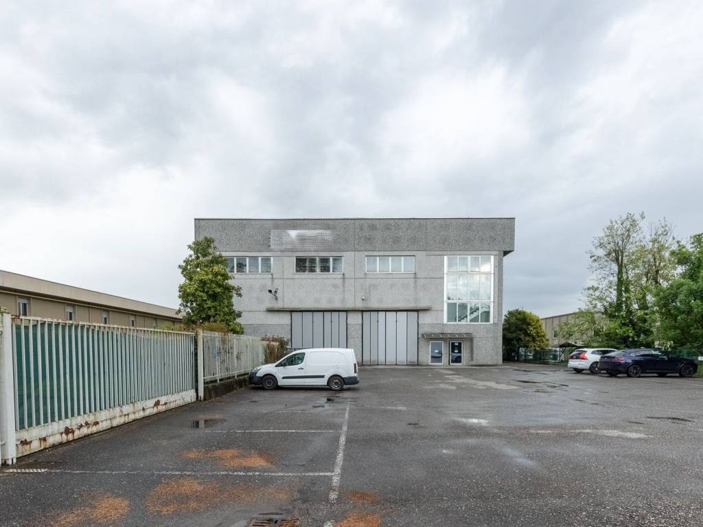 locale commerciale in vendita a Vimercate