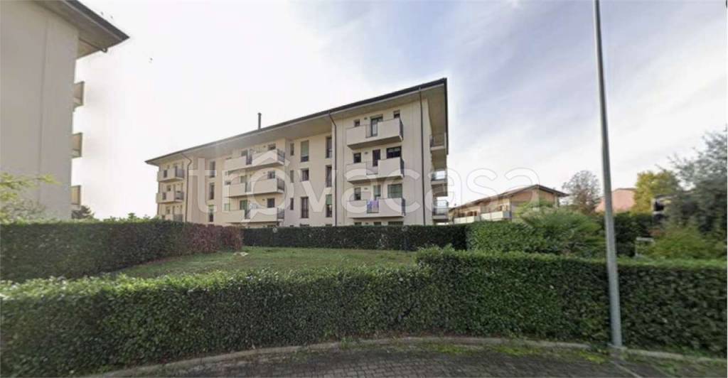 appartamento in vendita a Vimercate in zona Ruginello / Oldaniga