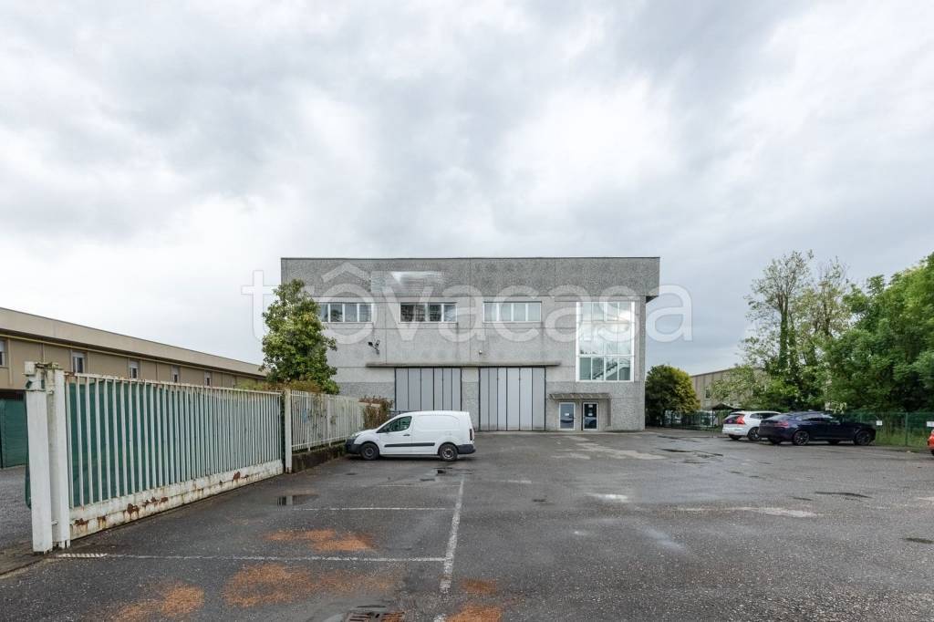 capannone in vendita a Vimercate