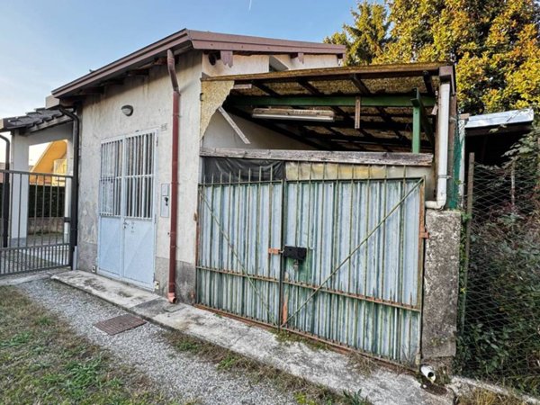 locale commerciale in vendita a Vimercate in zona Ruginello / Oldaniga