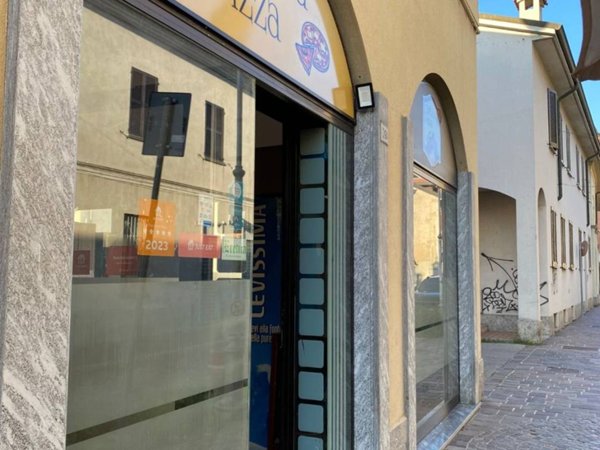 negozio in vendita a Vimercate in zona Centro Storico