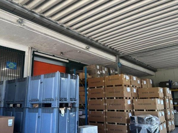 locale commerciale in vendita a Vimercate