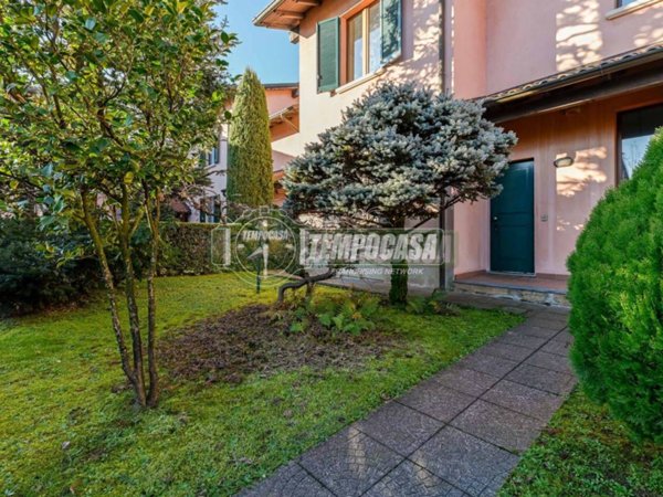 casa indipendente in vendita a Vimercate in zona Oreno