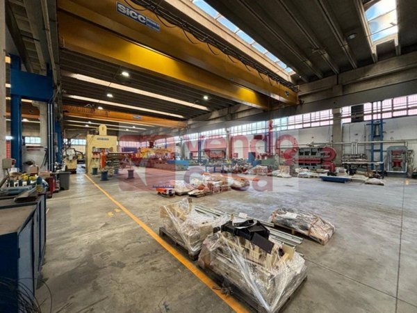 locale commerciale in vendita a Vimercate