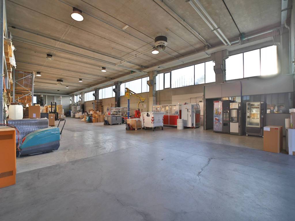 capannone in vendita a Vimercate