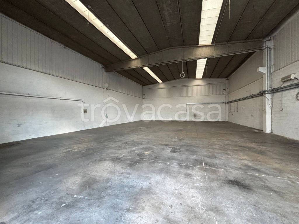 locale commerciale in vendita a Vimercate