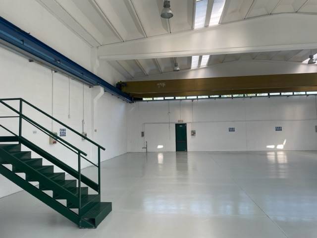 locale commerciale in vendita a Vimercate in zona Ruginello / Oldaniga