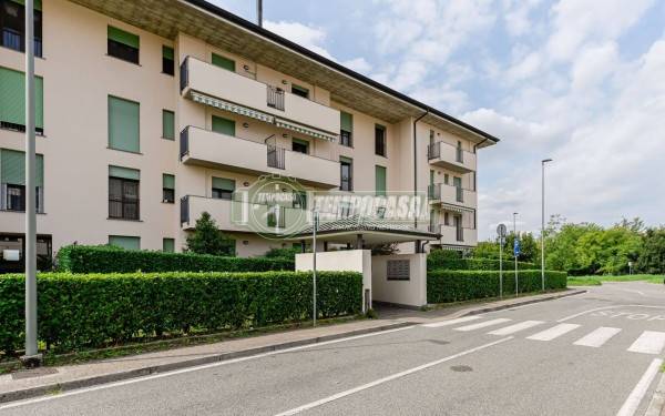 appartamento in vendita a Vimercate in zona Ruginello / Oldaniga