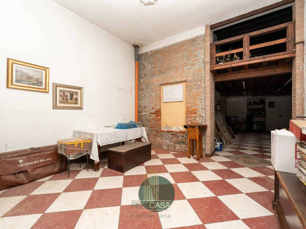 negozio in vendita a Vimercate in zona Oreno