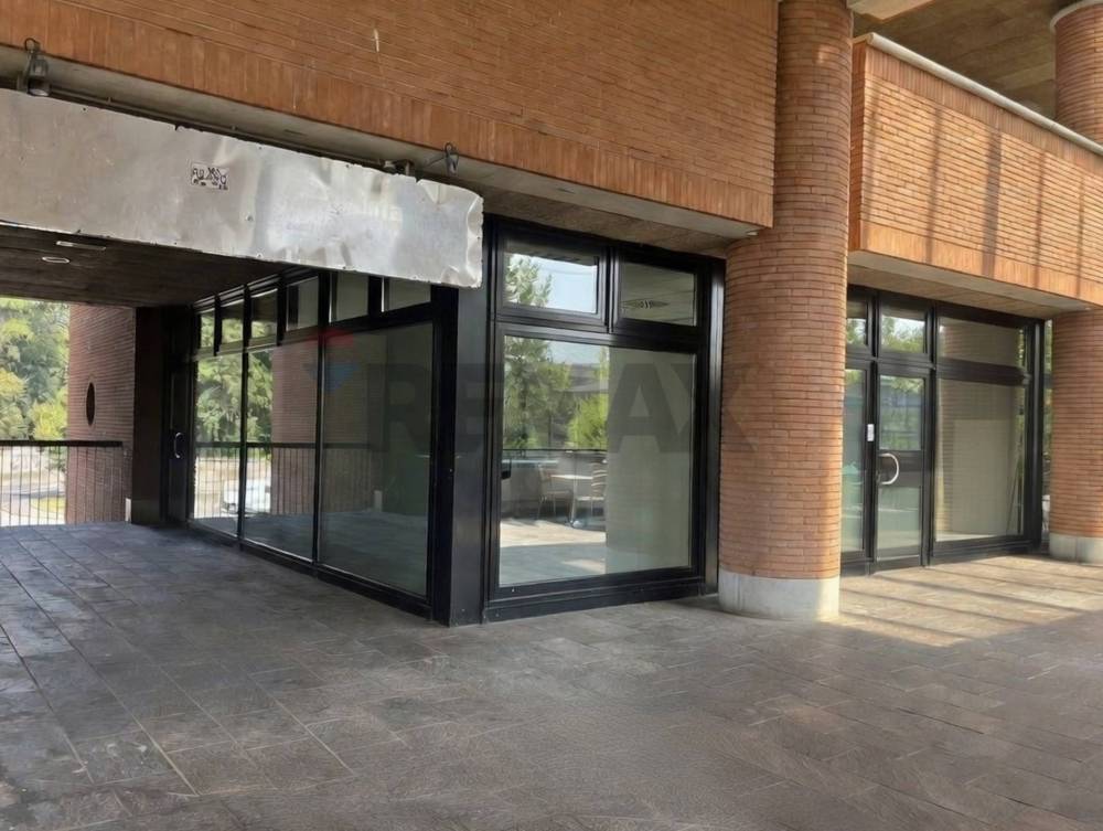 locale commerciale in vendita a Vimercate