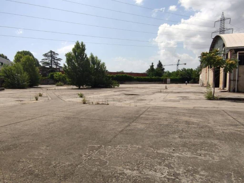 locale commerciale in vendita a Vimercate