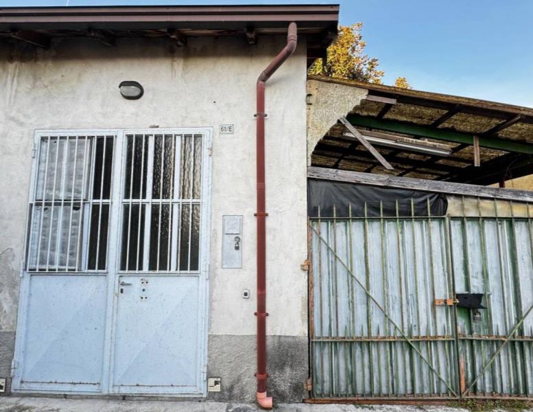 locale commerciale in vendita a Vimercate in zona Ruginello / Oldaniga