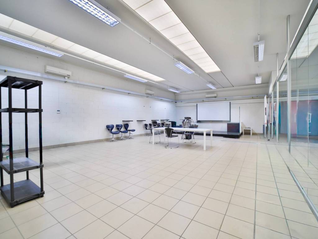 locale commerciale in vendita a Vimercate