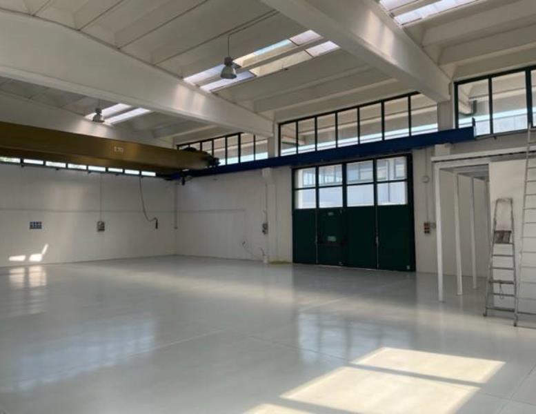 locale commerciale in vendita a Vimercate