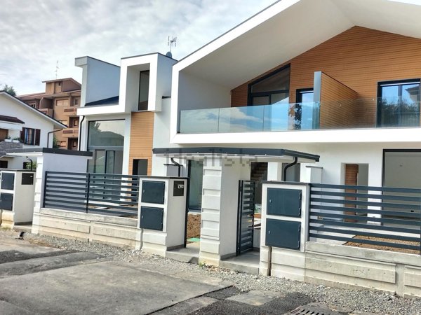 casa indipendente in vendita a Vimercate