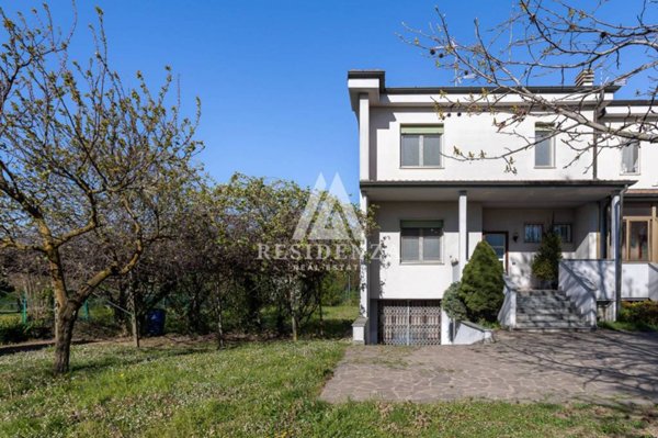 casa indipendente in vendita a Vimercate
