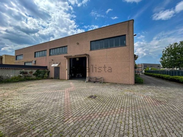 capannone in vendita a Vimercate