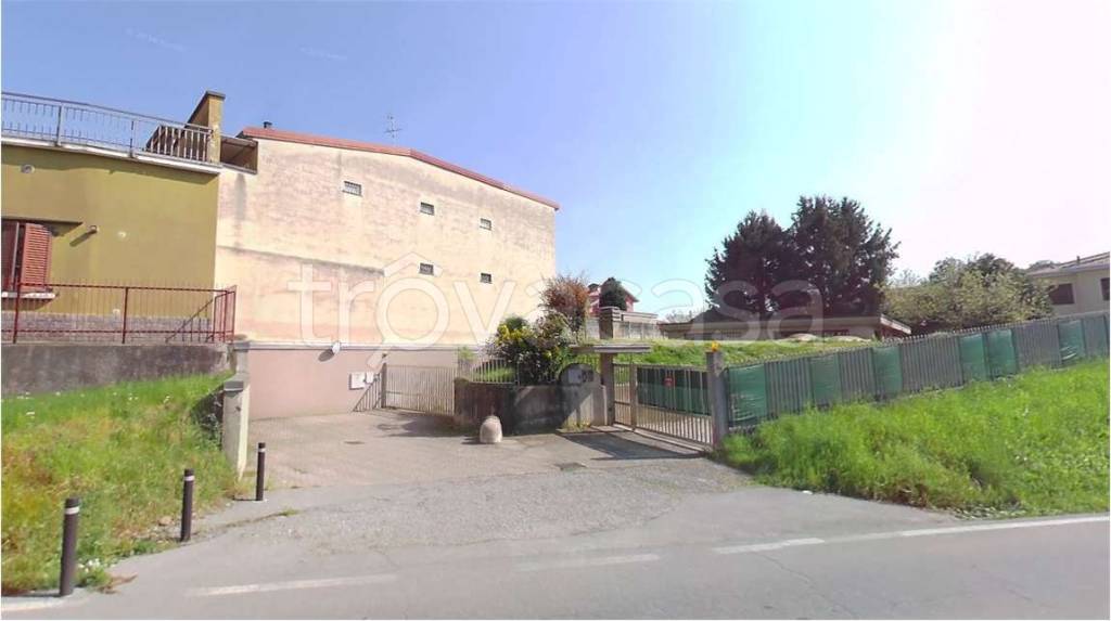 locale commerciale in vendita a Vimercate in zona Ruginello / Oldaniga