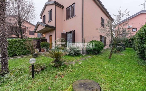 casa indipendente in vendita a Vimercate in zona Velasca