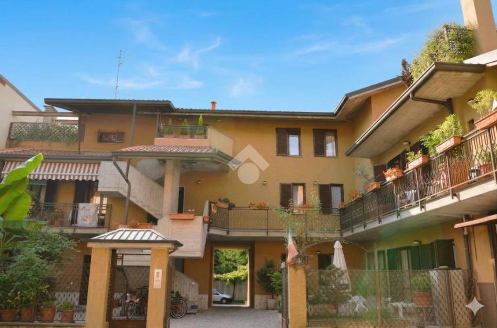 appartamento in vendita a Vimercate in zona Centro Storico