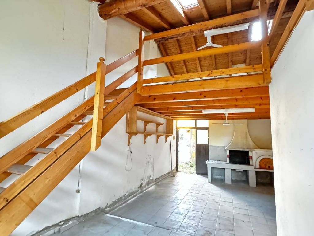 locale commerciale in vendita a Vimercate in zona Oreno