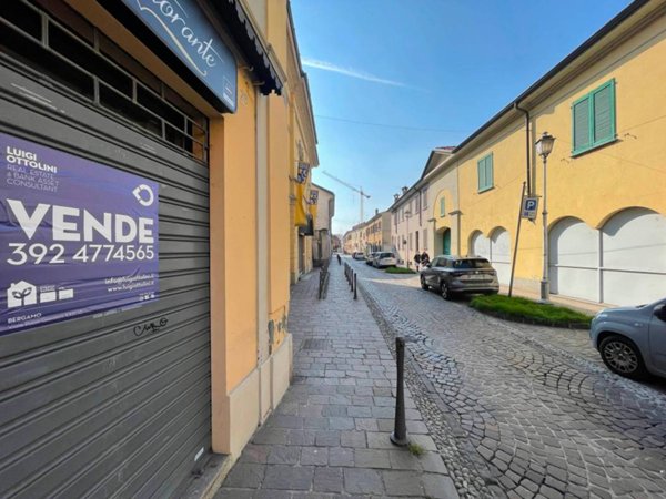 negozio in vendita a Vimercate in zona Centro Storico
