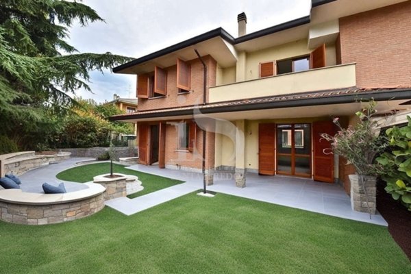 casa indipendente in vendita a Vimercate