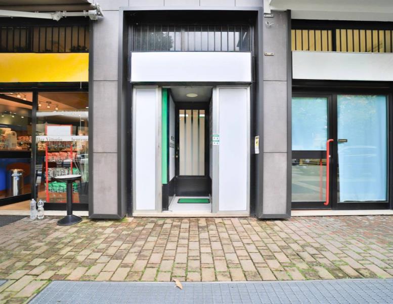 negozio in vendita a Vimercate in zona Centro Storico
