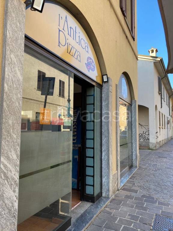 negozio in vendita a Vimercate in zona Centro Storico