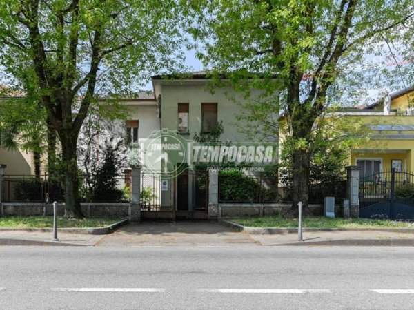 appartamento in vendita a Vimercate in zona Centro Storico