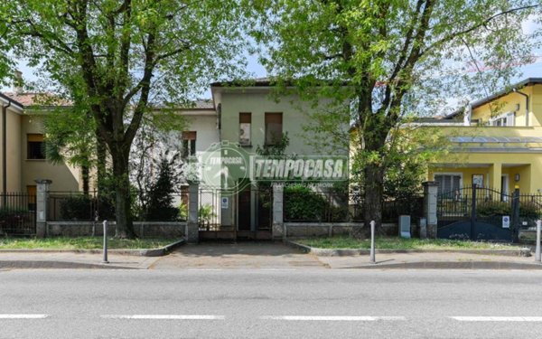 appartamento in vendita a Vimercate in zona Centro Storico