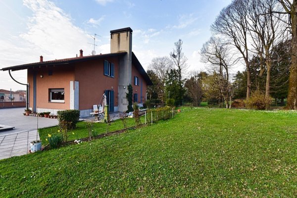 casa indipendente in vendita a Vimercate in zona Centro Storico